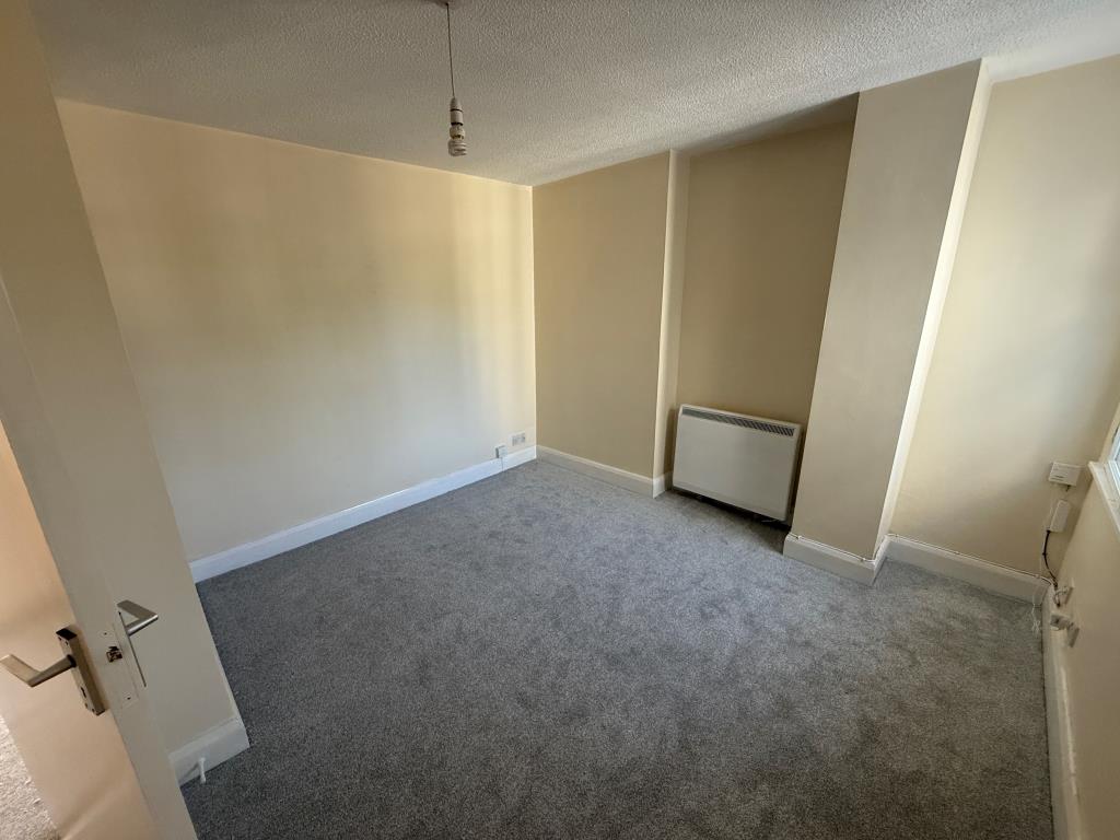 Lot: 119 - ONE-BEDROOM FLAT FOR REFURBISHMENT - Bedroom